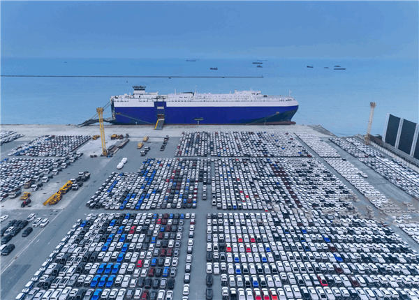 集装箱海运价值低迷，汽车海运价飙涨，滚装船运费暴涨4倍仍缺，上汽、比亚迪接连下单造船，加快出海