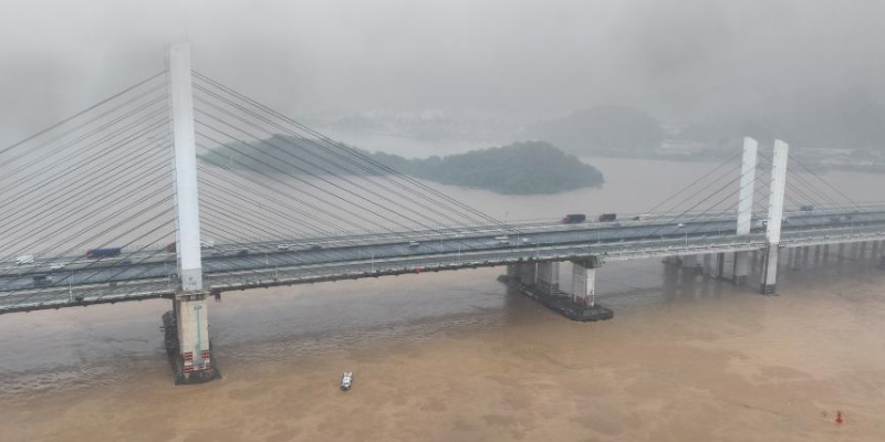 广东拉萨遵义大桥防撞墩受船舶擦碰，船只沉没